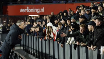 Van Persie habla con los aficionados del Feyenoord.
