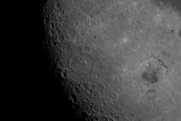 La Luna, con su cuenca oriental prominente a la derecha, fue fotografiada por la tripulación de Artemis II a través de la ventana de la nave espacial Orión a las 15:41 EDT (19:41 GMT) durante su sobrevuelo lunar. Según los datos del archivo de imagen, la fotografía fue tomada con una cámara Nikon D5 y un objetivo de 80-400 mm.