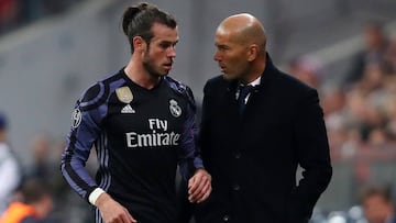 Bale conversa con Zidane tras ser sustituido ante el Bayern.