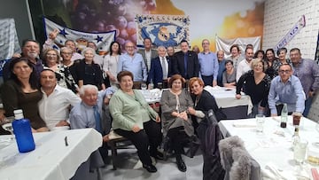 Los socios de la Peña Madridista de Puertollano posan felices para AS.