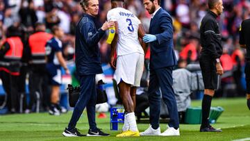 Presnel KIMPEMBE of Paris Saint Germain (PSG) leaves the pitch injured during the French Ligue 1 Uber Eats soccer match between Paris Saint Germain and Brest at Parc des Princes on September 10, 2022 in Paris, France. (Photo by Baptiste Fernandez/Icon Sport via Getty Images)