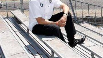 <b>AROMA A CARRERAS. </b>Robert Kubica posa en una de las tribunas del madrileño circuito del Jarama.