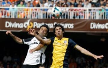 El delantero brasileño del Valencia CF Jonas Gonçalves (i), pelea un balón aéreo con el centrocampista portugués del Atlético de Madrid Tiago Mendes durante el partido correspondiente a la trigésima quinta jornada de la Liga BBVA, disputado esta tarde en el estadio de Mestalla.