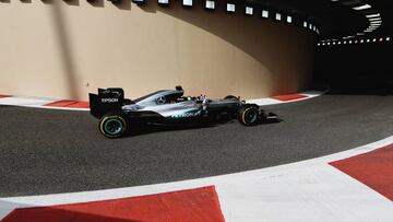 Lewis Hamilton saliendo del pit lane de Abu Dhabi durante los Libres 1.