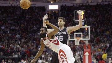 Pau Gasol y James Harden pelean por un rebote.