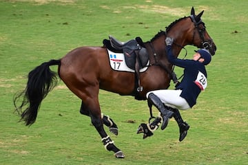 Charles Fernández de Guatemala se cae de Fluoriet mientras compite en el salto de equitación individual masculino del pentatlón moderno.