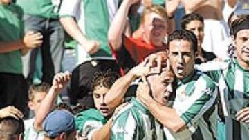 <b>DANI, LA PUNTILLA</b>. Un gran pase de Joaquín abrió el camino a Dani para el 2-0 del Betis y la puntilla a la Real. Ismael y Alfonso le felicitan.