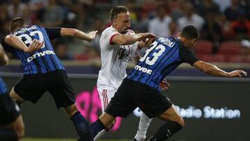 JAM02 SINGAPUR (SINGAPUR), 27/07/2017.- El extremo francés del Bayern de Múnich Franck Ribery (c) controla un balón ante los futbolistas del Inter de Milán el defensa eslovaco Milan Skriniar (i) y el defensa italiano Danilo D'Ambrosio (d) durante un encuentro perteneciente a la International Champions Cup (ICC) disputado en el National Stadium de Singapur, hoy, 27 de julio de 2017. EFE/Wallace Woon
