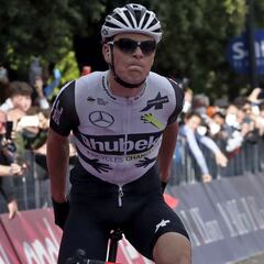 El joven Mauro Schmid gana en Montalcino