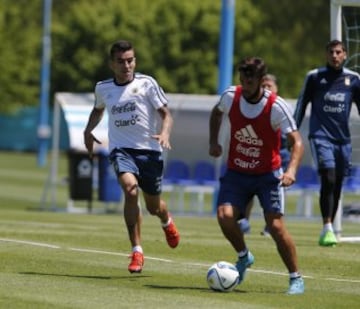 Argentina hizo su última práctica en el predio de Ezeiza antes de viajar a Colombia. Higuaín entrenó con normalidad, Lamela lo hizo aparte.