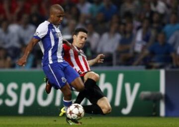 Yacine Brahimi y Aritz Aduriz.