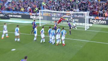 Víctor Sánchez toca de cabeza el lanzamiento de falta de Messi que supuso el 1-0 en el Barcelona-Espanyol.