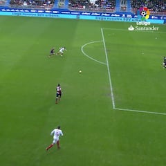 Le marcan en el 1' y luego este gol de chiste: la 'tensión' del Sevilla