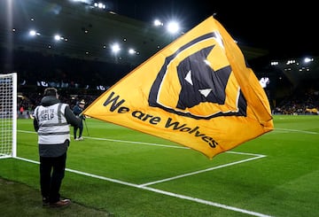 Fue fundado en 1877 por John Baynton y John Brodie con el nombre de St.Luke¡¯s en la ciudad de Wolverhampton, en West Midlands. Dos a?os m¨¢s tarde se combin¨® con el Wanderers, un equipo local de f¨²tbol donde dio lugar al Wolverhampton Wanderers. Desde el a?o 1889 juega sus partidos en el Molineux Stadium, siendo uno de los primeros estadios en instalar luz artificial. Se les apoda The Wanderers, debido a que parti¨® como diminutivo del nombre de la ciudad ubicada en el centro de Inglaterra. Aun as¨ª, el apodo caracter¨ªstico que recibe este equipo es The Wolves, en castellano, los lobos, siendo un acortamiento del nombre del equipo. Este animal aparece en el escudo junto al negro y amarillo. Estos colores representan la oscuridad y el dorado hace referencia a la luz. Son ¨²nicos en la Premier League y tienen su origen en el lema de la ciudad ¡°De la oscuridad sale la luz¡±.