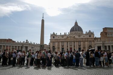 Cientos de personas esperan para despedirse del papa Francisco en la Basílica de San Pedro. 