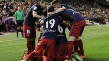 Los jugadores del Atlético celebran el gol de Carrasco.