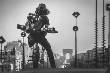 ¡Con una sola pierna se luce en BMX por las calles de Europa!