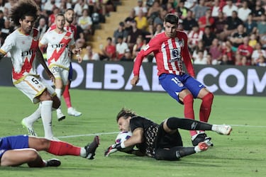 Stole Dimitrievski bloquea el balón entre Álvaro Morata y Aridane.