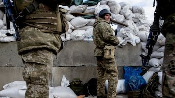 Ukrainian service members are seen after Russia launched a massive military operation against Ukraine, at a check point in the city of Zhytomyr, Ukraine February 27, 2022.  REUTERS/Viacheslav Ratynskyi     TPX IMAGES OF THE DAY