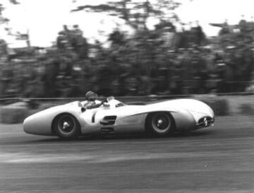 Juan Manuel Fangio fue cinco veces campeón del mundo (1951, 1954, 1955, 1956 y 1957) y disputó 59 Grandes Premios (obtuvo 24 victorias, 35 podios, 29 poles y 23 vueltas rápidas).  