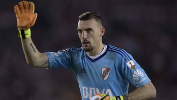 Argentina&#039;s River Plate goalkeeper Franco Armani waves to supporters during the Copa Libertadores 2018 group D football match against Ecuador&#039;s Emelec at the Monumental stadium in Buenos Aires, Argentina, on April 26, 2018. / AFP PHOTO / JUAN MABROMATA