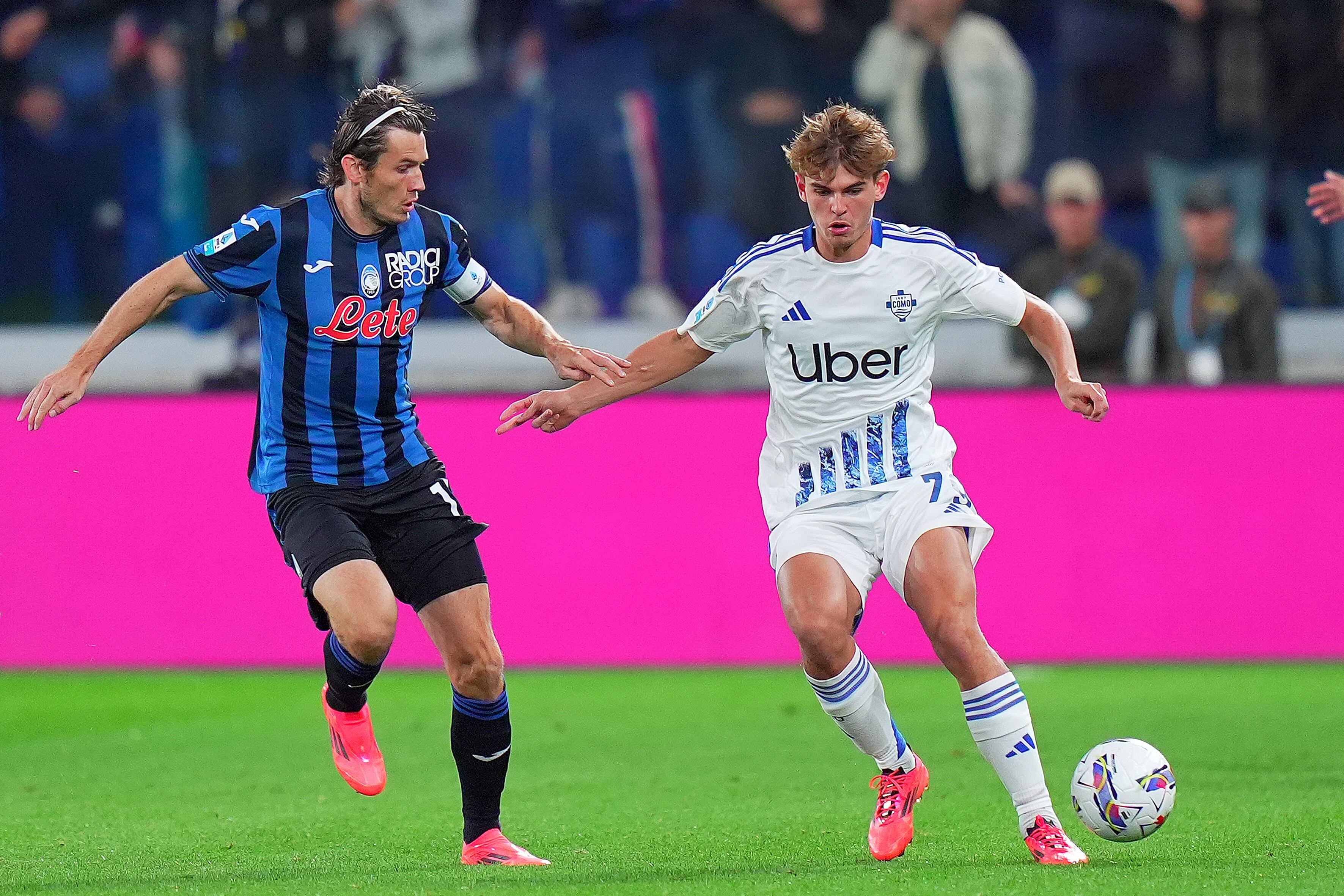 Nico Pass de Como lucha por el balón con Martin de Roon de Atalanta durante el partido de fútbol Serie A entre Atalanta y Como en el estadio Kevis de Bérgamo, norte de Italia - martes, 24 de septiembre de 2024. Deportes - Fútbol. (Foto de Spata/Lapress)