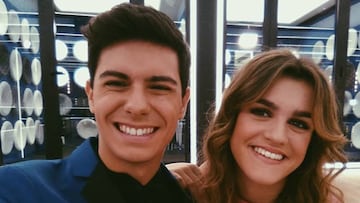 Alfred García y Amaia Romero sonriendo en la academia de Operación Triunfo durante su paso por el concurso