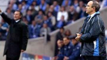 <b>EN DO DRAGAO. </b>Irureta, con Mourinho al fondo impartiendo instrucciones en aquel partido.