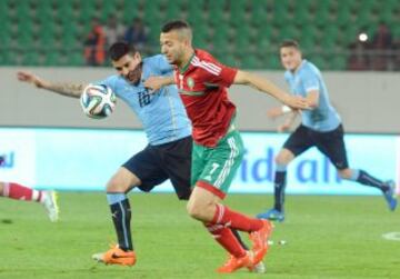 Marruecos-uruguay. Omar El Kaddouri con Maximiliano Pereira.