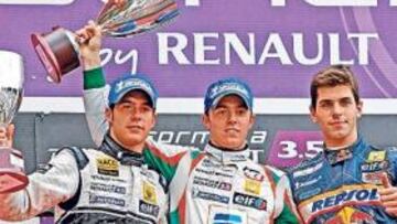 <b>LOS MEJORES. </b>Baguette, centro, y Alguersuari, en un podio.