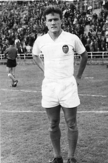 Roberto Gil debutó con el primer equipo del Valencia CF en 1959 y allí permaneció hasta su retirada a mediados de la campaña 1970-71. Contribuyó a la obtención de 2 títulos de Copas de Ferias, 1 Copa y 1 Liga para el Valencia.