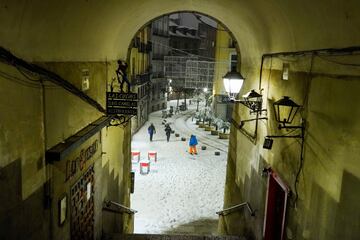 Durante todo el día ha caído una intensa nevada en Madrid que ha dejado estampas muy poco habituales en esta ciudad.