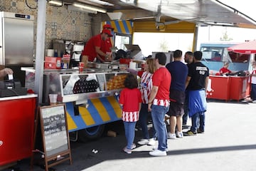 Desde las 10:00 de la mañana los aficionados atléticos celebran el estreno del nuevo estadio rojiblanco Wanda Metropolitano en los alrededores del estadio.
