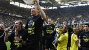 <b>UNA FIESTA. </b>Los jugadores del Dortmund celebraron el título con sus seguidores.