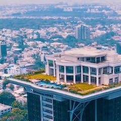 La impresionante mansión encima de una torre de 33 pisos en India