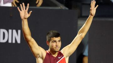 El tenista español Carlos Alcaraz celebra su victoria ante el argentino Diego Schwartzman en la final del Torneo ATP 500 de Río de Janeiro.