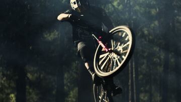 El piloto de MTB salta con su bici en uno de los trails de la Columbia Británica en su nuevo proyectio Rotation.