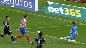 <b>GOLAZO. </b>Godín hizo el primer gol ante el Valladolid picando la pelota ante Jaime.