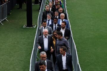 El presidente de Brasil, Lula da Silva, acompañado por su esposa Rosangela "Janja" da Silva, asiste al velorio de la difunta leyenda del fútbol brasileño Pelé en el estadio Urbano Caldeira en Santos.