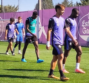 En el centro, Juma, rodeado de Sylla y de otros canteranos del Real Valladolid.