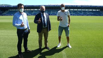 Eduardo Dominguez consejero delegado  (i) Jose Fernandez Nieto Jose Silvano presidente de la SD Ponferradina (c) y el capitan (d) Yuri de Souza posan en el Estadio de El  Toralin durante la presentaci&oacute;n de los actos del centanario del club fotoo Lu