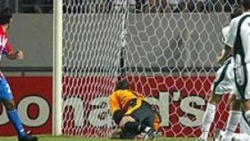 Nelson Cuevas observa cómo entra el balón en la portería en el tercer gol de Paraguay.