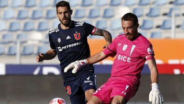 Futbol, Universidad de Chile vs Universidad Catolica
 Fecha 14, campeonato Nacional 2021.
 El jugador de Universidad Catolica Kevin Fernandez, derecha, disputa el balon con Joaquin Larrivey de Universidad de Chile durante el partido de primera division re