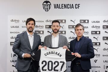 VALENCIA, 28/12/2024.- El nuevo entrenador del Valencia, Carlos Corberán (c), junto al director deportivo Miguel Ángel Corona (d) y el director corporativo Javier Solís, este sábado, en su presentación oficial con el equipo. EFE/ Ana Escobar
