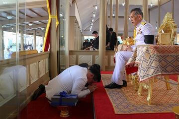 El rey de Tailandia Maha Vajiralongkornpresidiendo el funeral por Vichai Srivaddhanaprabha. En la imagen junto al hijo de Vichai Srivaddhanaprabha, Aiyawatt.