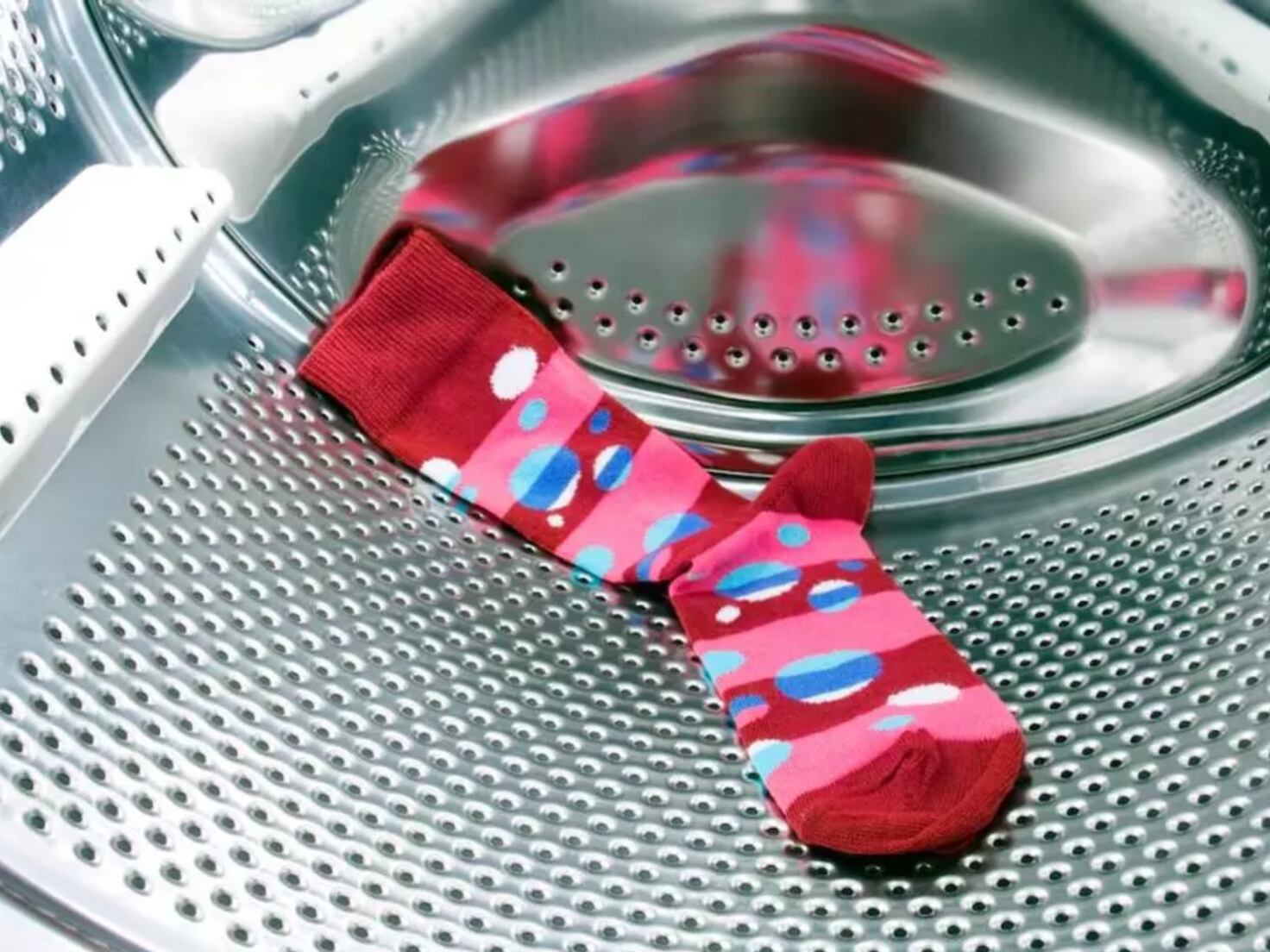 Por fin un estudio explica por qué desaparecen los calcetines en la lavadora 1 Merca2.es Ya sabemos por qué se desaparecen los calcetines de la lavadora
