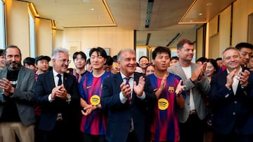 Joan Laporta encabeza un acto con peñas durante la gira asiática de agosto de 2025.