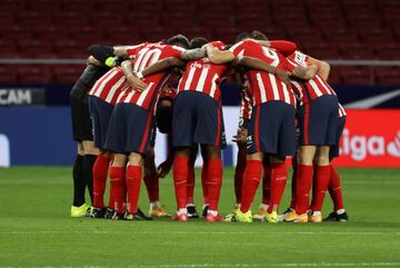 Los jugadores del Atlético de Madrid momentos antes comenzar el encuentro.