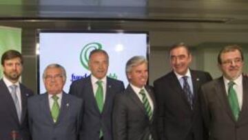 <b>PATRONATO. </b>Gómez-Falcón, Bosch, Mora-Figueroa, Espina, Gordillo, Guillén, Herrera y Rodríguez de la Borbolla posan ayer delante del logotipo de la Fundación.