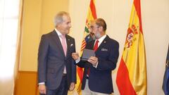 Jorge Mas intercambia obsequios con Javier Lambán, presidente de Aragón.